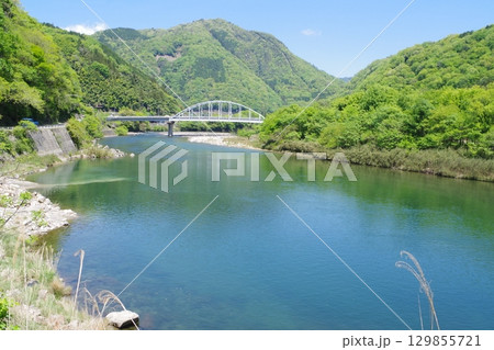 新緑太田川河畔の景色 129855721