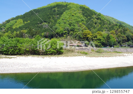 新緑太田川河畔の景色 129855747