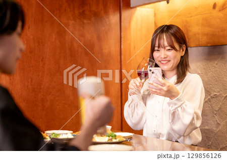 居酒屋　一人呑みを楽しむ女性 129856126