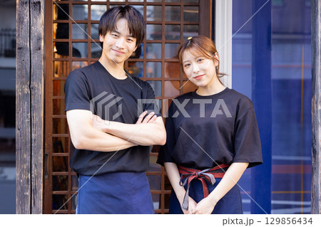 居酒屋で働くスタッフのポートレート 129856434