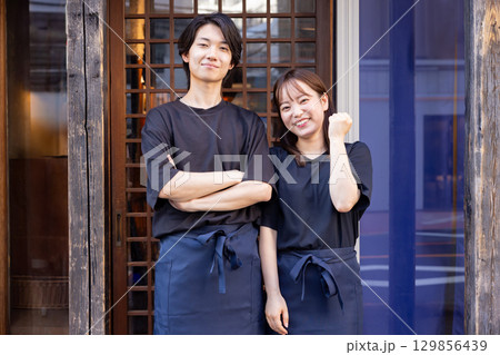 居酒屋で働くスタッフのポートレート 居酒屋で働くスタッフのポートレート 129856439