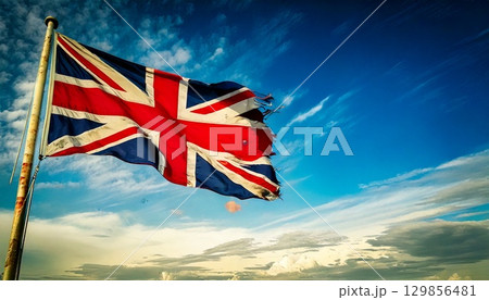 破けて朽ちた古いイギリスの国旗 129856481