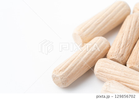 木製のダボのクローズアップ 木製のダボのクローズアップ 129856702