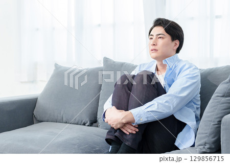 ソファでうずくまる男性 ソファでうずくまる男性 129856715