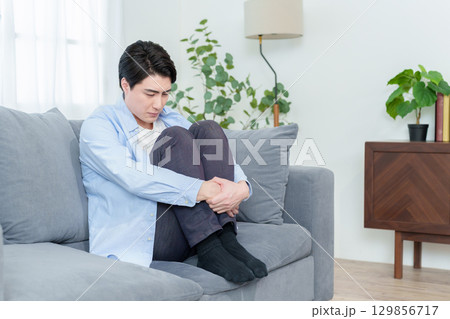 ソファでうずくまる男性 ソファでうずくまる男性 129856717
