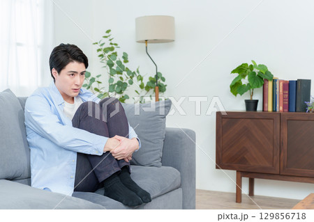 ソファでうずくまる男性 ソファでうずくまる男性 129856718