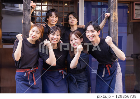 居酒屋で働くスタッフのポートレート 居酒屋で働くスタッフのポートレート 129856739