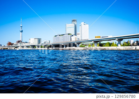 隅田川から望むスカイツリーと両国周辺 2025.07　高彩度コントラスト 129856780