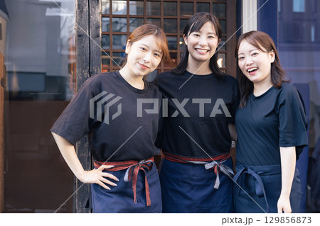 居酒屋で働く男性スタッフのポートレート 居酒屋で働く男性スタッフのポートレート 129856873