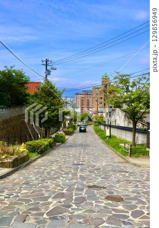 函館の坂道・大三坂（北海道・函館市） 129856949