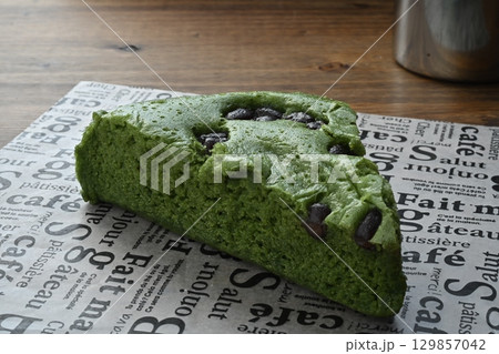 ずっしり抹茶蒸しぱん ずっしり抹茶蒸しぱん 129857042