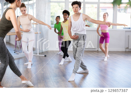 Group of teenage dancers training ballet in studio 129857387