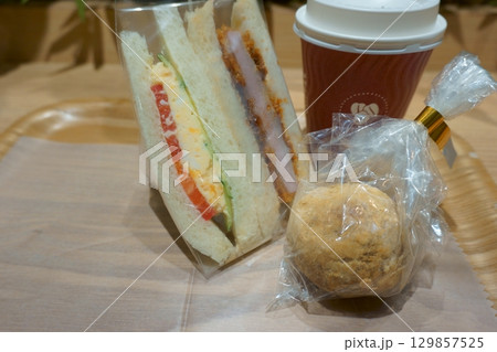 サンドイッチとドーナッツとコーヒー サンドイッチとドーナッツとコーヒー 129857525