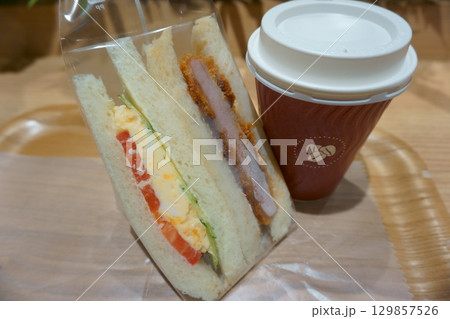 サンドイッチとカップ入りコーヒー 129857526