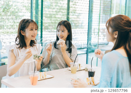 カフェでランチをする3人の女性 カフェでランチをする3人の女性 129857796