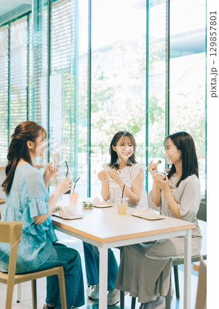 カフェでランチをする3人の女性 カフェでランチをする3人の女性 129857801