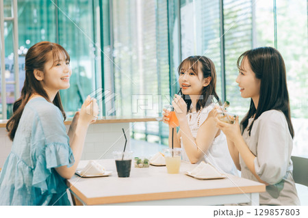 カフェでランチをする3人の女性 カフェでランチをする3人の女性 129857803
