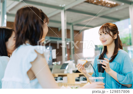 カフェでランチをする3人の女性 129857806