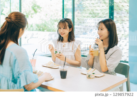 カフェでランチをする3人の女性 129857922