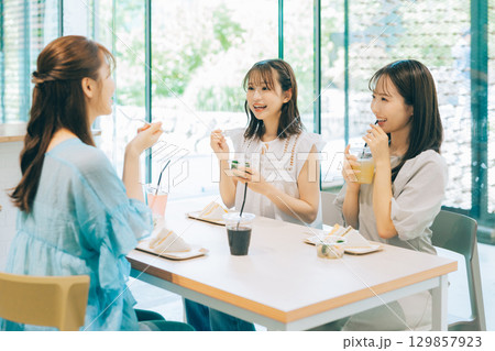 カフェでランチをする3人の女性 カフェでランチをする3人の女性 129857923