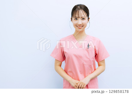 笑顔の女性看護師 129858178