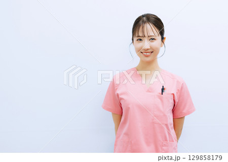笑顔の女性看護師 129858179