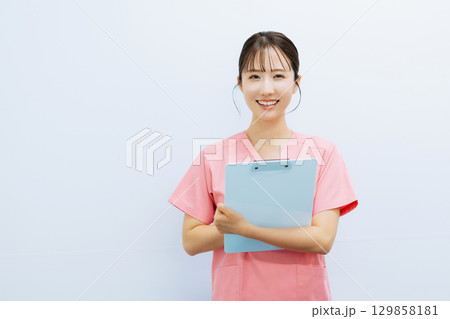 笑顔の女性看護師 129858181
