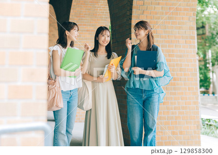 キャンパスを歩く3人の女子大学生 キャンパスを歩く3人の女子大学生 129858300