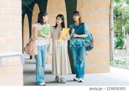 キャンパスを歩く3人の女子大学生 129858301