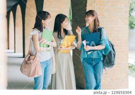 キャンパスを歩く3人の女子大学生 129858304