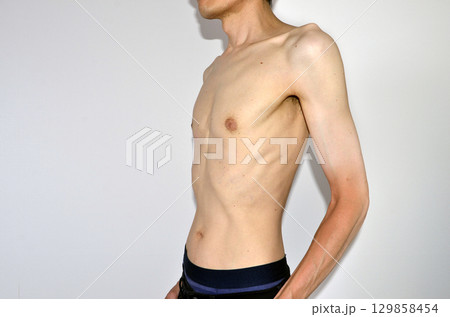細身の男性の裸 上半身 右向き 細身の男性の裸 上半身 右向き 129858454