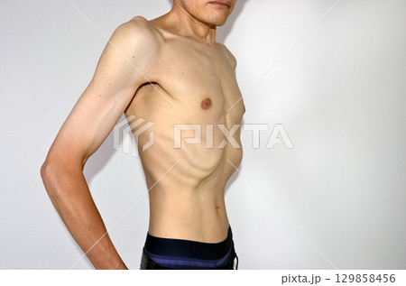 痩せた男性の裸　上半身　左向き 129858456