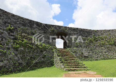 沖縄・読谷村の世界遺産 座喜味城跡 – 石垣と城門の風景 沖縄・読谷村の世界遺産 座喜味城跡 – 石垣と城門の風景 129858590