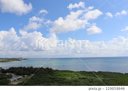 沖縄・読谷村 残波岬の絶景 灯台から望む青い海と空 沖縄・読谷村 残波岬の絶景 灯台から望む青い海と空 129858646