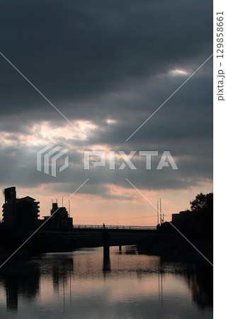 夕焼けに染まる鉄橋 129858661