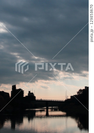 夕焼けに染まる橋 夕焼けに染まる橋 129858670