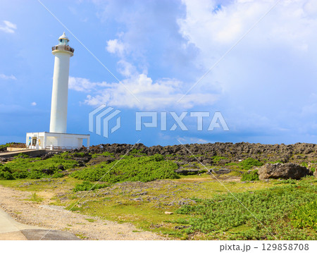沖縄・読谷村 残波岬の灯台と青空　Zanpa Cape Lighthouse in Yomitan, 129858708