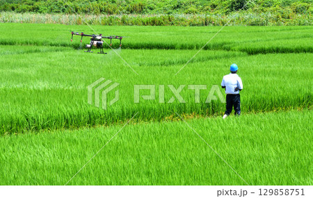 ドローンによる農薬散布 129858751