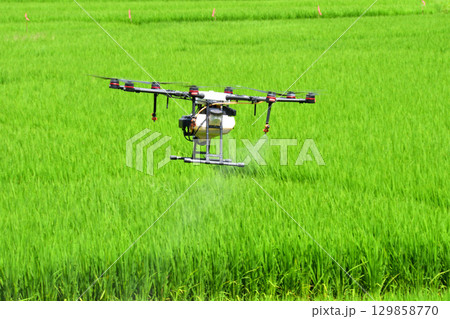 ドローンによる農薬散布 ドローンによる農薬散布 129858770