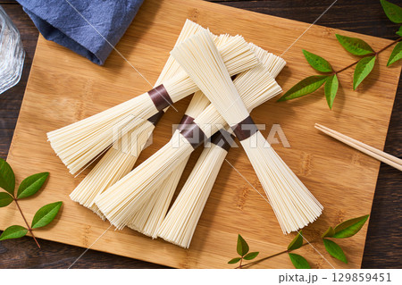 素麺の束|茹でる前のそうめん・夏の和食素材 素麺の束|茹でる前のそうめん・夏の和食素材 129859451