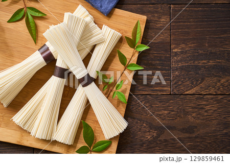 素麺の束｜茹でる前のそうめん・夏の和食素材 129859461