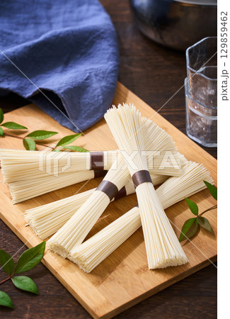 素麺の束|茹でる前のそうめん・夏の和食素材 素麺の束|茹でる前のそうめん・夏の和食素材 129859462