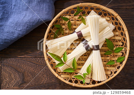 素麺の束|茹でる前のそうめん・夏の和食素材 素麺の束|茹でる前のそうめん・夏の和食素材 129859468