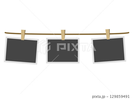 紐に吊るされた3枚の写真 紐に吊るされた3枚の写真 129859491