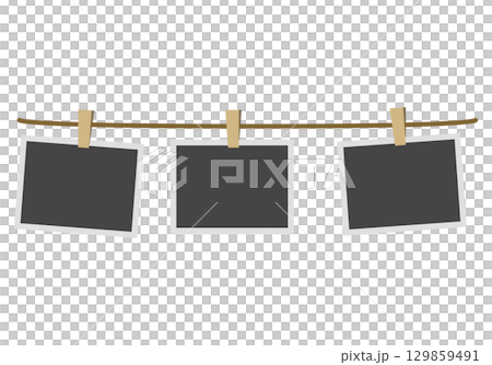 紐に吊るされた3枚の写真 紐に吊るされた3枚の写真 129859491