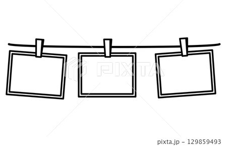 紐に吊るされた3枚の写真 129859493