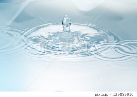 水面に落ちる水滴. 水面に落ちる水滴. 129859916
