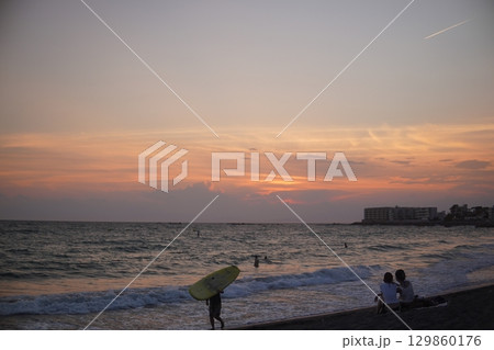 逗子 夕陽 ビーチ 逗子 夕陽 ビーチ 129860176