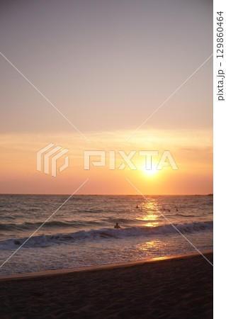 逗子 海岸 ビーチ 夕陽 エモい 129860464