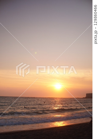 逗子 海岸 ビーチ 夕陽 エモい 129860466
